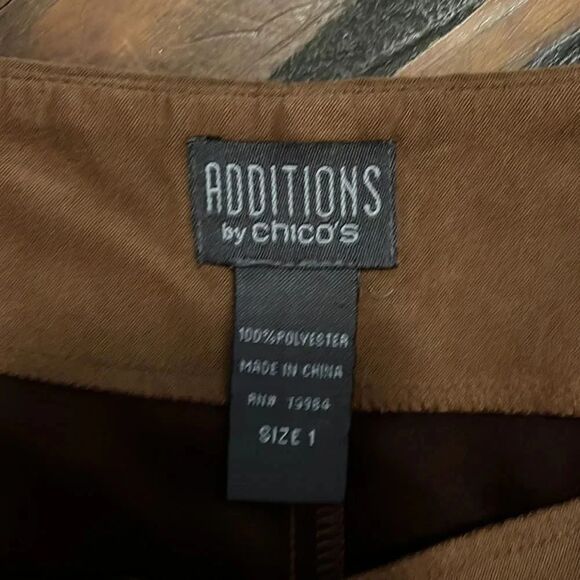 Chicos faux suede polyester skirt side zip size 1 (Chicos sizing) - Picture 2 of 3